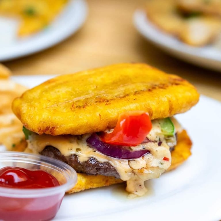 Delicious Burgers: A Crowd Favorite